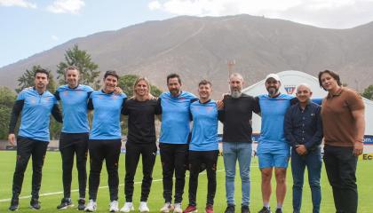 Sebastián Beccacece, técnico de la selección, junto a su cuerpo técnico y el grupo de trabajo de Pablo Sánchez, entrenador de Liga de Quito.