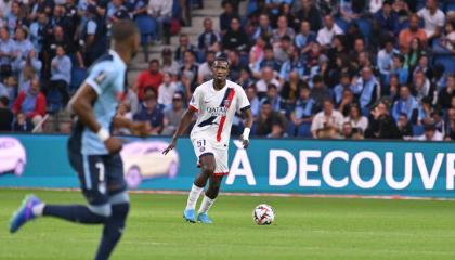 Willian Pacho lleva el balón este 16 de agosto de 2024.