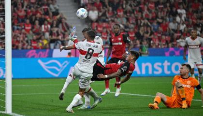 Piero Hincapié, del Bayer Leverkusen, rechaza una pelota en la final de la Supercopa ante el Stuttgart, el 17 de agosto de 2024.