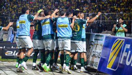 Los jugadores de Orense festejan uno de los goles de Miguel Parrales ante Barcelona SC, el 17 de agosto de 2024.