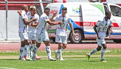 Los jugadores de Mushuc Runa festejan uno de los goles ante Imbabura, el domingo 18 de agosto de 2024.