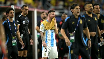 Lionel Messi y el cuerpo técnico de la selección de Argentina en la final de la Copa América, 14 de julio de 2024.