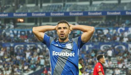 Alexander González, volante de Emelec, se lamenta tras una opción perdida en el caída ante El Nacional, el domingo 18 de agosto en el Capwell.