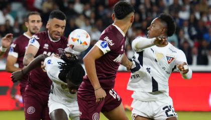 Jugadores de Liga de Quito y Lanús en el partido de ida por los octavos de final de la Copa Sudamericana, 14 de agosto de 2024.