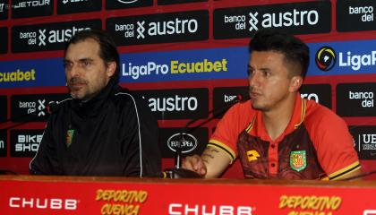 Andrés López (d), lateral de Deportivo Cuenca, en la rueda de prensa tras la caída por 2-1 ante la Universidad Católica el pasado 18 de agosto en condición de local.