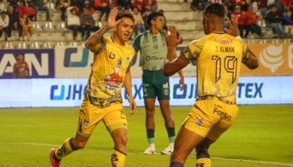 Jugadores de Delfín celebran en el partido ante Técnico Universitario, el 19 de agosto de 2024.