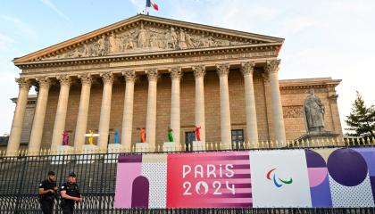 Dos policías resguardan la Asamblea Nacional en París, antes de los Juegos Paralímpicos, el 20 de agosto de 2024.