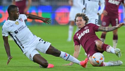 Leonel Quiñonez, jugador de Liga de Quito, y Luciano Boggio, jugador de Lanús, en el partido de ida de los octavos de la Copa Sudamericana, 14 de agosto de 2024.