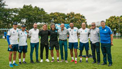 Sebastián Beccacece, técnico de la selección ecuatoriana, junto al técnico de Emelec, Leonel Álvrez, en la práctica 'azul', este miércoles 21 de agosto.