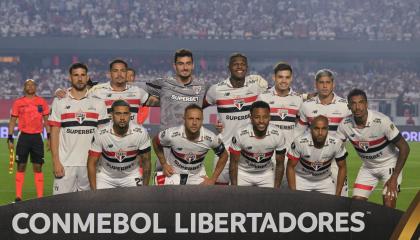 Los jugadores de São Paulo posan para una foto antes de un partido por Copa Libertadores, en el estadio Morumbí, el 22 de agosto de 2024.