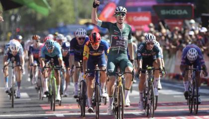 El belga Wout Van Aert festeja su victoria en la Etapa 7 de la Vuelta a España, el 23 de agosto de 2024.