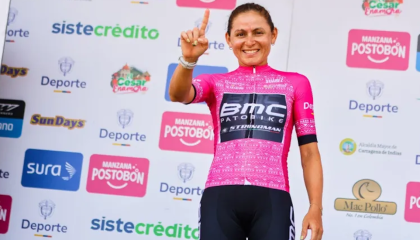 Esther Galarza en el podio de la Vuelta a Colombia femenina, el 22 de agosto de 2024.