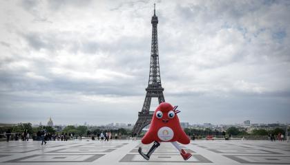 La Phryge, la mascota de los Juegos Paralímpicos de París, frente a la Torre Eiffel.