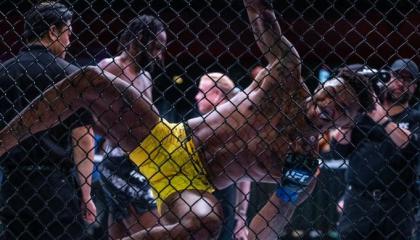 El ecuatoriano Michael Morales se cuelga del alambrado para festejar su victoria ante Neil Magny.