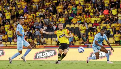 Octavio Rivero, delantero de Barcelona, define con certeza para anotar su gol ante la Universidad Católica, este domingo 25 de agosto en el estadio Banco Pichincha.