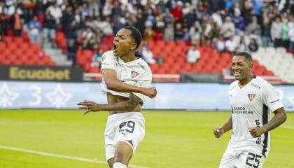 Jugadores de Liga de Quito, durante el partido ante Libertad por la LigaPro, el 25 de agosto de 2024.