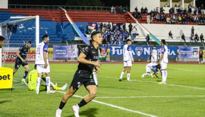 Miguel Parrales, tras marcar gol en el partido de Orense ante Imbabura, el 26 de agosto de 2024.