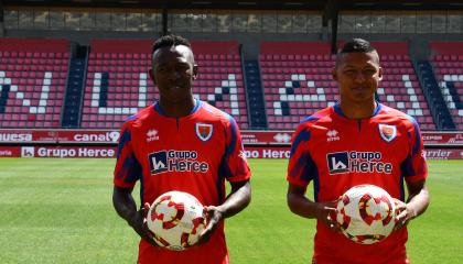 Steven Góngora (i) y Jeremy Vera, jugadores ecuatorianos, durante su presentación como nuevos elementos del Numancia.