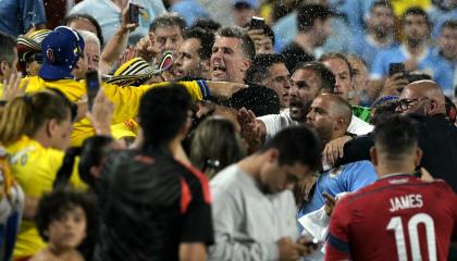 Los hinchas de Colombia se enfrentan con los hinchas de Uruguay al final del partido de fútbol de semifinales del torneo Copa América, 10 de julio de 2024.