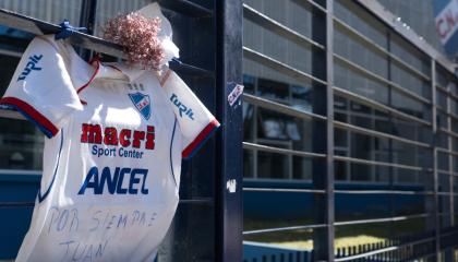 Una camiseta y un ramo de flores afuera de la sede de Nacional, 28 de agosto de 2024.