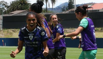 Jugadoras de Dragonas IDV festejando su gol ante Barcelona SC, 24 de agosto de 2024.