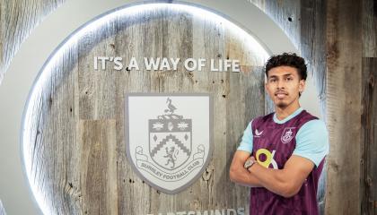 Jeremy Sarmiento, futbolista ecuatoriano, posa junto al escudo del Burnley, su nuevo club, este viernes 30 de agosto.