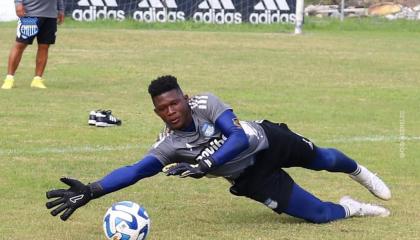 Gilmar Napa, arquero de Emelec, durante un entrenamiento con el club 'millonario'.