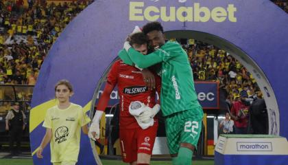 Javir Burrai y Alexander Domínguez en el partido entre Barcelona SC y Liga de Quito,  22 de mayo de 2024.