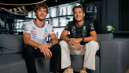 Kimi Antonelli y George Russell, los pilotos de Mercedes para la temporada de 2025.