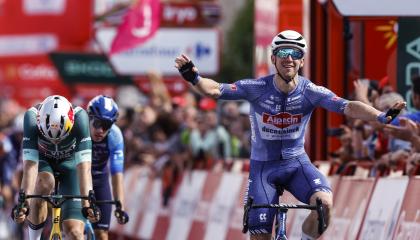 Kaden Groves festeja su victoria en la Etapa 14 de la Vuelta a España, el 31 de agosto de 2024.