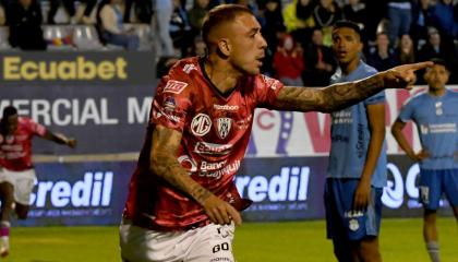 Renzo López festejando su gol ante Macará, 25 de mayo de 2024.