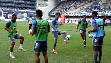 Los jugadores de Emelec hacen ejercicios precompetitivos el domingo 1 de septiembre, antes del duelo ante Orense, por la LigaPro.