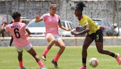 Jugadoras de Club Ñañas y Barcelona SC en la semifinal de ida de la Superliga Femenina, 3 de septiembre de 2024.