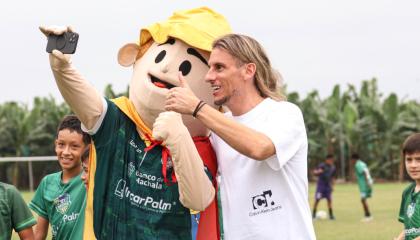 'Bananerito' junto al director técnico de Ecuador Sebastián Beccacece en un entrenamiento de Orense, 5 de septiembre de 2024.