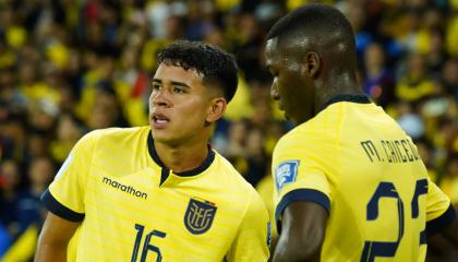 Kendry Páez y Moisés Caicedo en el partido entre Ecuador y Colombia por Eliminatorias, 17 de octubre de 2023.