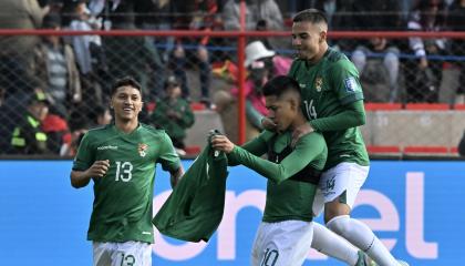 Ramiro Vaca (10) festeja con sus compañeros tras anotar el primer tanto de la selección boliviana ante Venezuela.