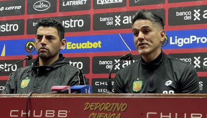 Norberto Araujo (d), nuevo técnico de Deportivo Cuenca, junto a Luis Escalada, director deportivo,  este jueves 5 de septiembre.