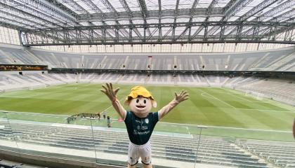 Bananerito posa para una foto en el estadio Arena da Baixada, donde juega el Athletico Paranaense.