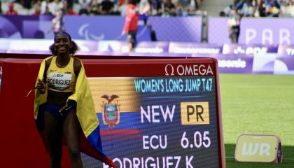 Kiara Rodríguez con una bandera de Ecuador en los Juegos Paralímpicos de París, el viernes 6 de septiembre de 2024.