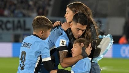 Luis Suárez con sus hijos en el partido entre Uruguay y Paraguay, 6 de septiembre de 2024.