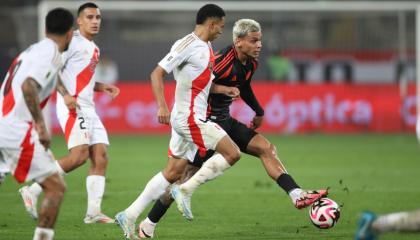 Marcos López, seleccionado peruano, disputa el balón con Richard Ríos de Colombia en el partido por la Fecha 7 de Eliminatorias, 6 de septiembre de 2024.