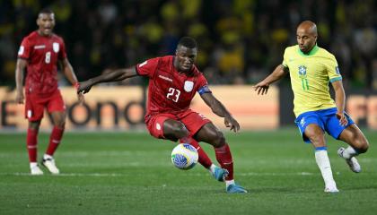 Moisés Caicedo, de Ecuador, controla el balón durante el partido ante Brasil por Eliminatorias, el 6 de septiembre de 2024.