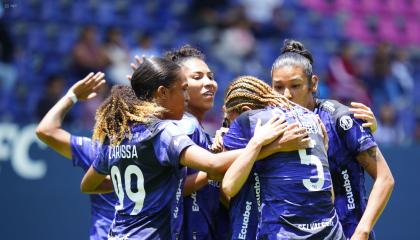 Las jugadoras de Dragonas IDV celebran uno de los goles ante Guerreras Albas, este 7 de septiembre.