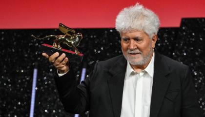 Pedro Almodovar es el primer español en ganar el León de Oro del Festival de Venecia.