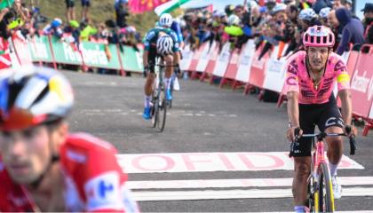 Richard Carapaz durante su llegada a la meta en la Etapa 20 de la Vuelta a España, el 7 de septiembre de 2024.