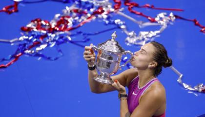 La bielorrusa Aryna Sabalenka besa el trofeo luego de ganar por primera vez el Abierto de Estados Unidos.