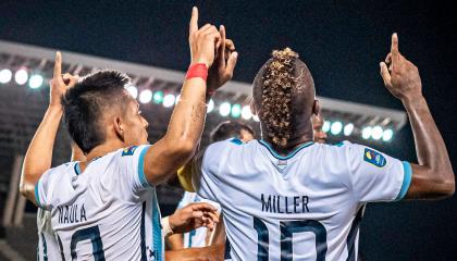 Anderson Naula, de Guayaquil City, festeja su gol con Miler Bolaños ante Delfín por Copa Ecuador el sábado 7 de septiembre de 2024.