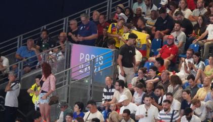 Aficionados ecuatorianos con sus banderas en el Champ de Mars arena de los Juegos Olímpicos de París, el 8 de agosto de 2024.