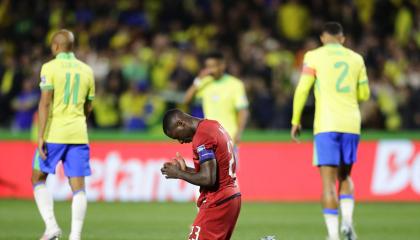 Moisés Caicedo (c), volante de la selección ecuatoriana, al finalizar el partido del 6 de septiembre ante Brasil.