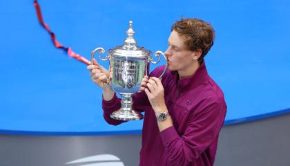 Jannik Sinner, tenista italiano, besa el trofeo luego de lograr el título en el Abierto de Estados Unidos.